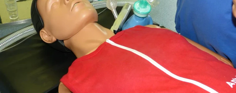 Sân vận động bóng đá về đêm cùng bảng đồ họa lịch bốn trận vòng bảng và biểu tượng ngôi sao vàng nền đỏ của đội tuyển Việt Nam