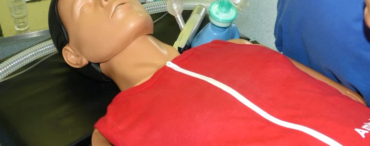 Sân bóng về đêm dưới đèn pha với bảng tỷ số điện tử hiển thị cặp đấu hai lượt và biểu đồ phân tích, tông đỏ vàng gợi vòng knock-out ASEAN Cup 2026
